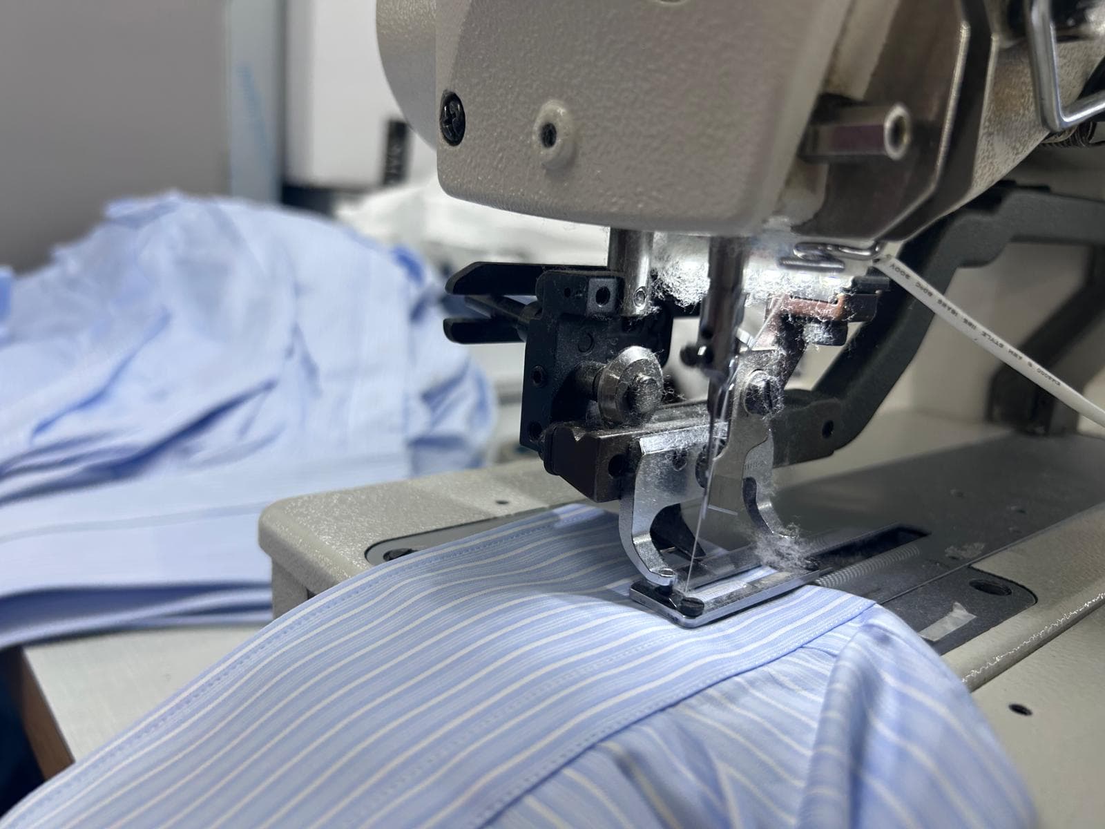 Erten Tekstil gömlek numunesinde yakın plan işçilik